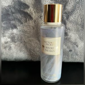 💚VS/PINK BEFORE THE RAIN BODY SPRAY